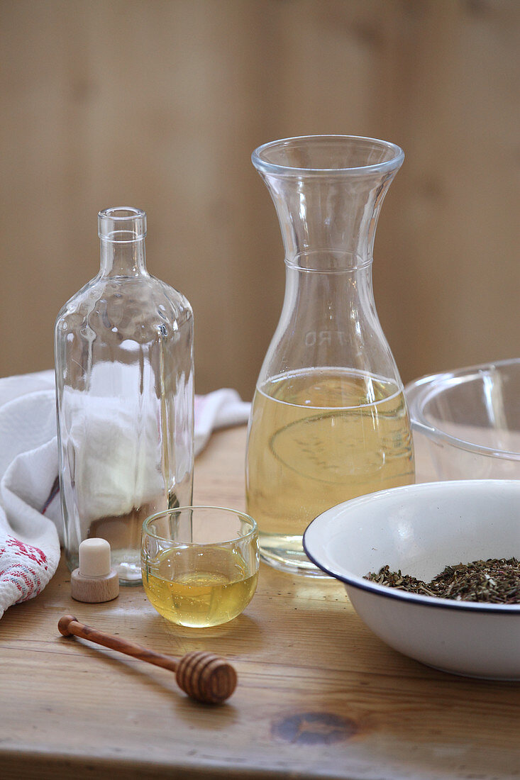 Zutaten für die Zubereitung von Storchschnabelwein auf Holztisch