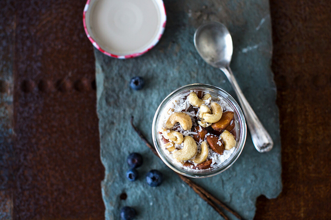 Overnight Oats mit Nüssen und Heidelbeeren