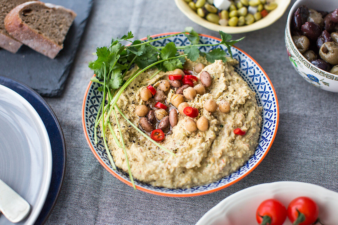 Hausgemachter Hummus aus Kichererbsen und Bohnen mit Knoblauch