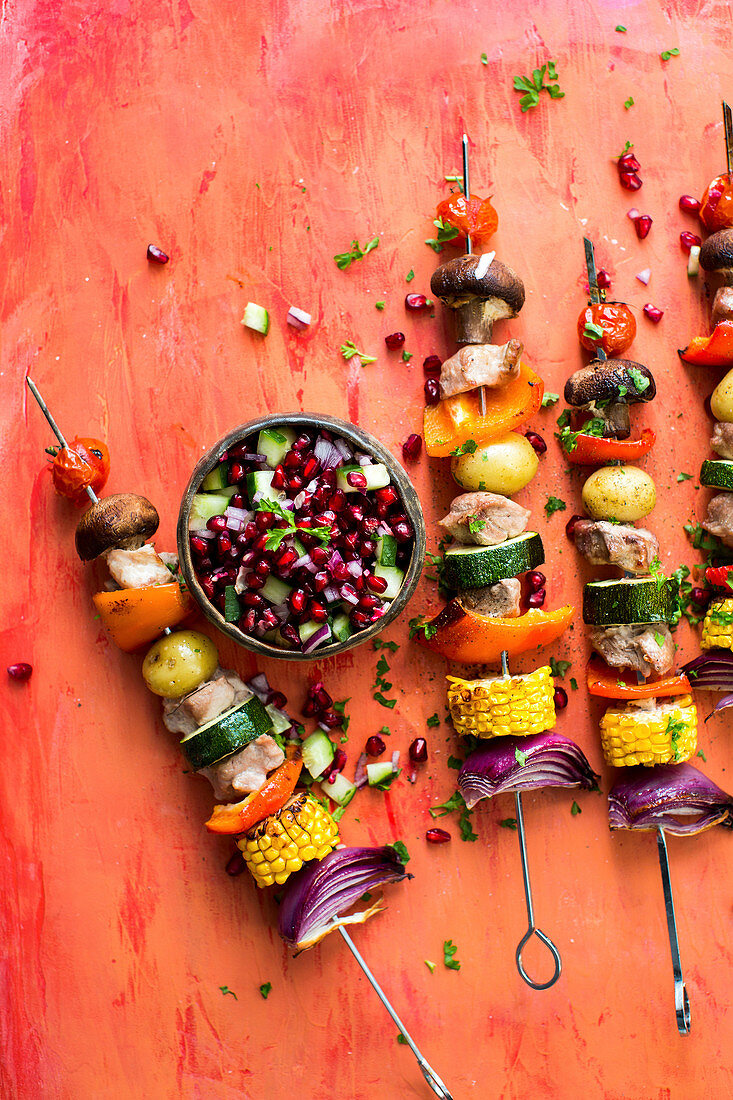 Schweinefleisch-Gemüse-Spiesse mit Granatapfelsalsa