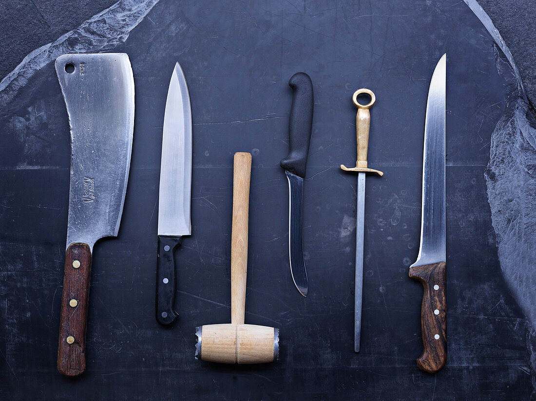 Verschiedene Messer, Fleischklopfer und Wetzstahl