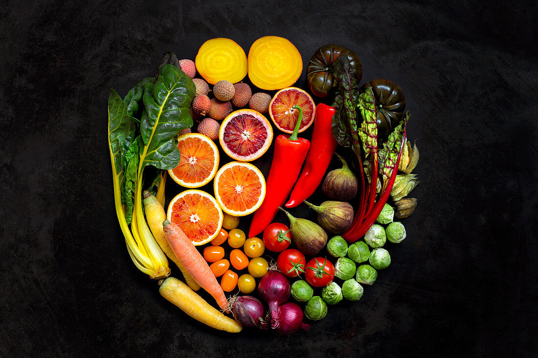 Verschiedene Obst- und Gemüsesorten, kreisförmig angeordnet