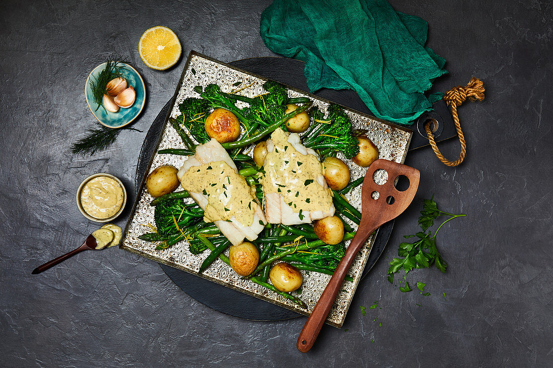 Fish fillets with lemon hollandaise and broccoli