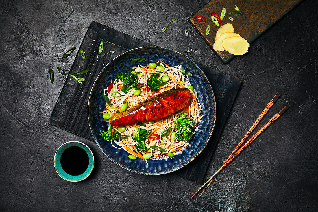 Teriyaki salmon fillet on noodles and vegetables (Japan)