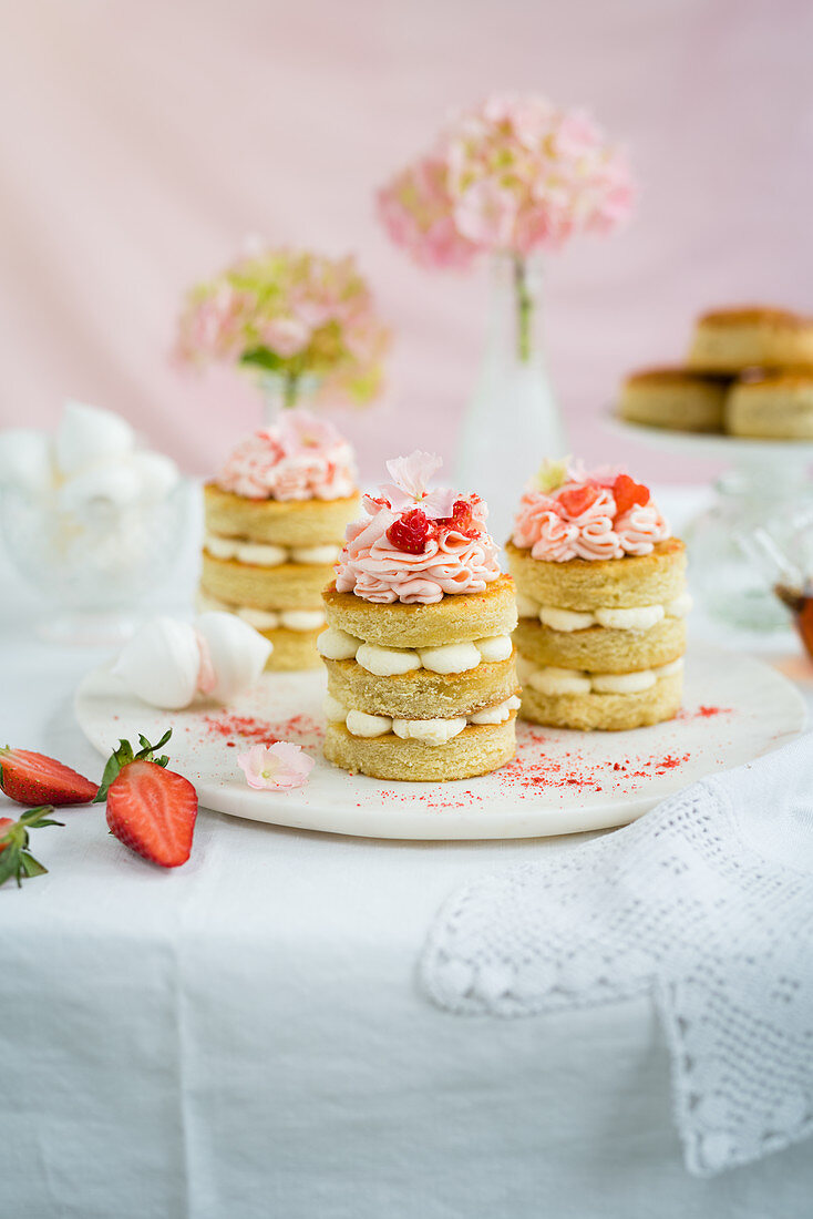 Mini-Vanillekuchen mit rosa Mascarpone-Frosting zum Nachmittagstee