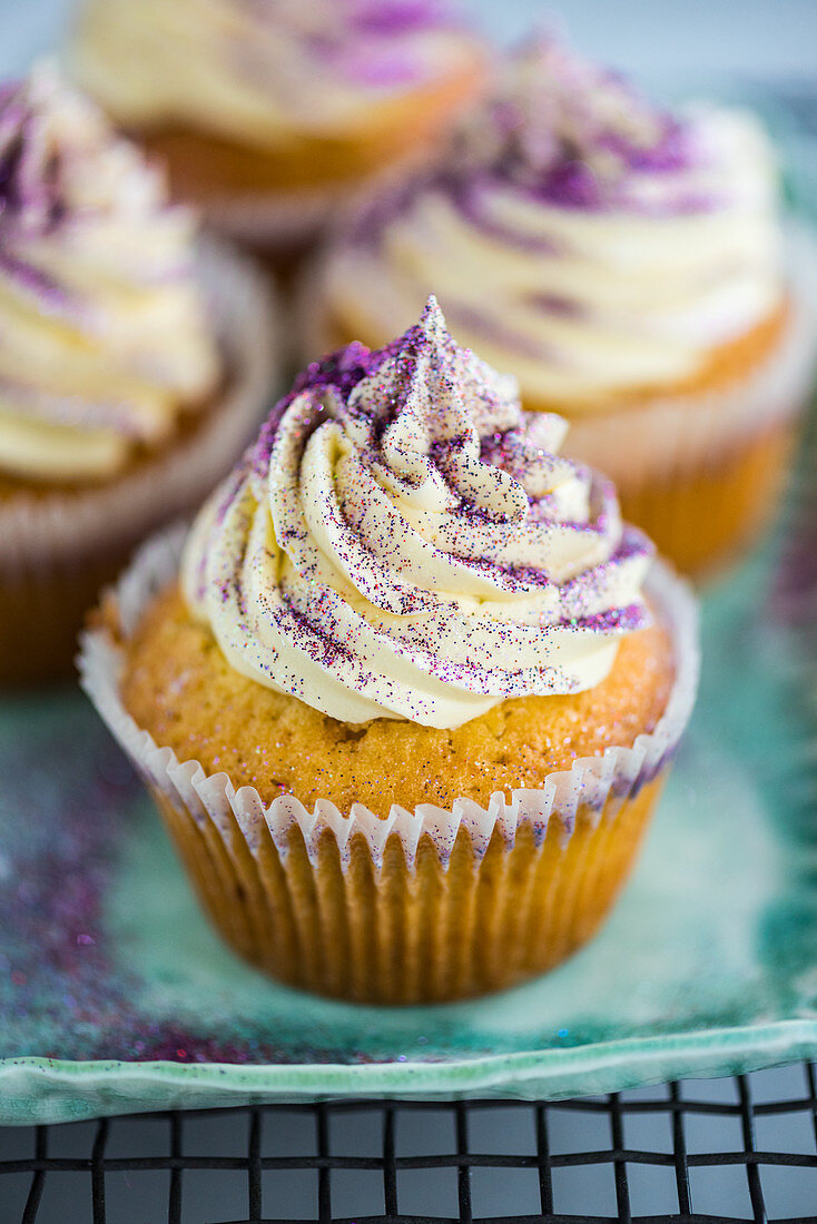 Cupcake mit Buttercreme und lila Glitter