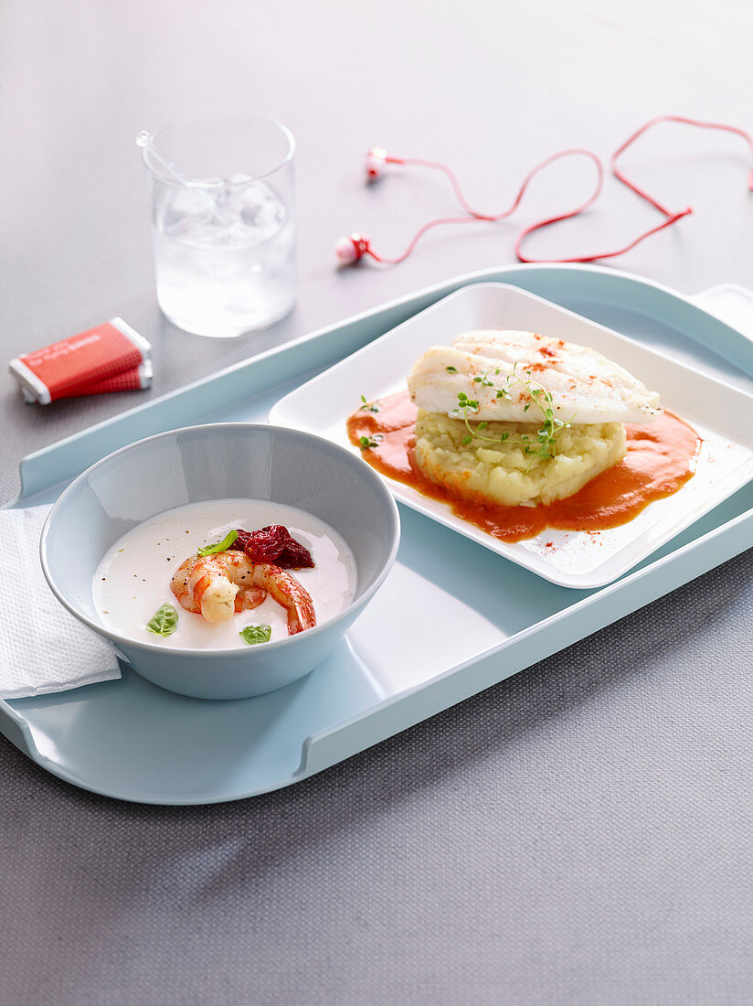 Cremige Suppe mit Garnelen und Tomatenconfit und Petersfisch mit Kartoffelpüree und Paprikasauce (Italien)