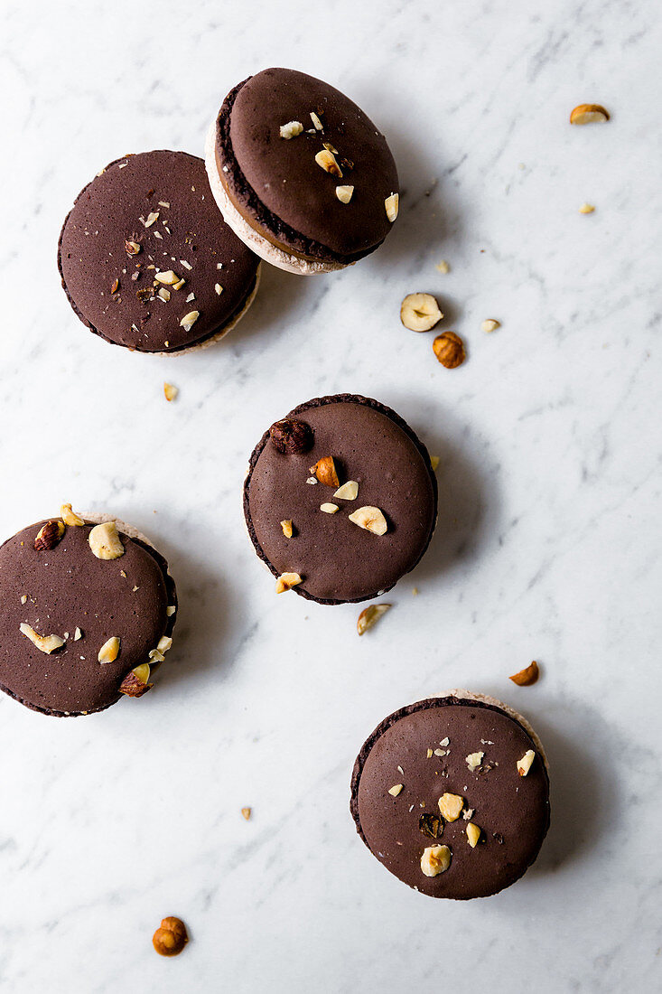 Nougat-Macarons mit Haselnüssen