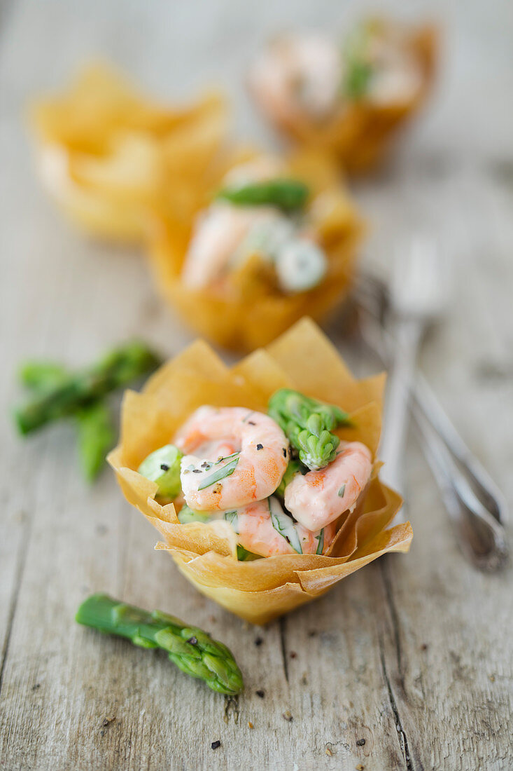 Shrimp cocktail with green asparagus in a filo pastry bowl