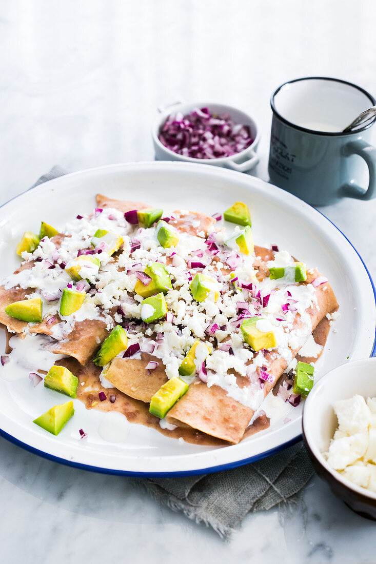 Enfrijoladas (Tortillas mit Frischkäsefüllung und Bohnensauce, Mexiko)