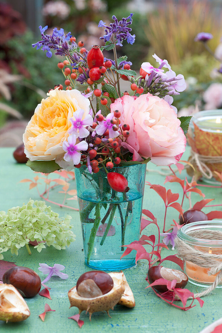 Kleiner Strauß mit Rosen, Hagebutten, Phlox und Katzenminze