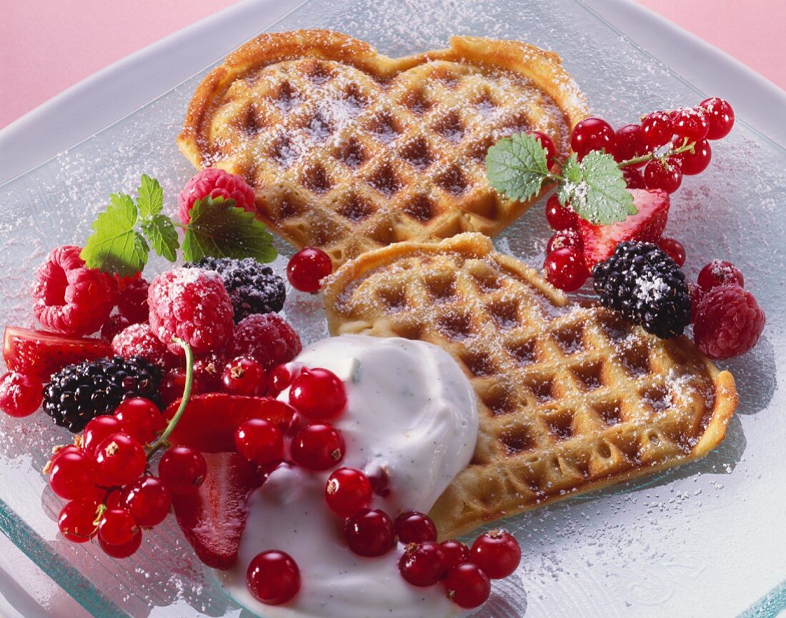 Waffeln in Herzform mit Beeren