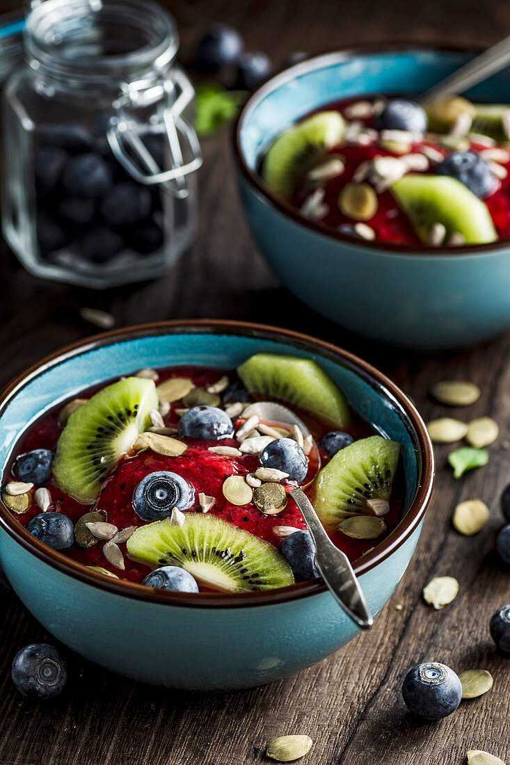 Erdbeer-Heidelbeer-Smoothie mit frischen Heidelbeeren, Kiwi und Kernen