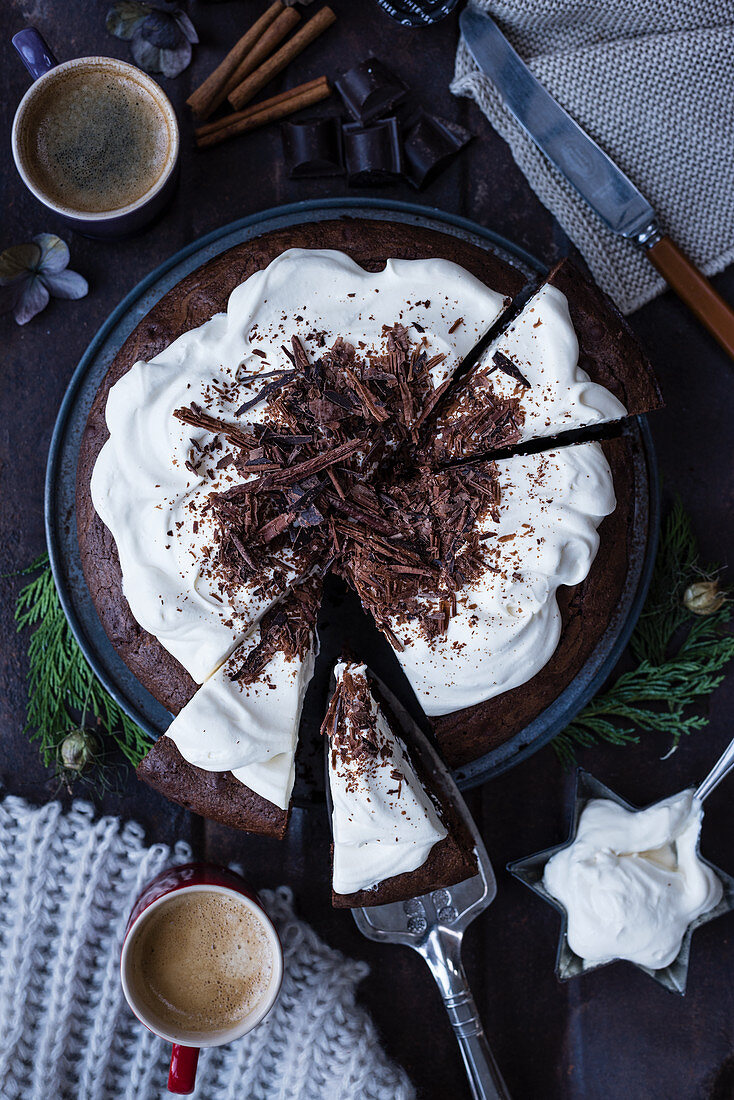 Weihnachtliche Schokoladen-Brownies mit Schlagsahne