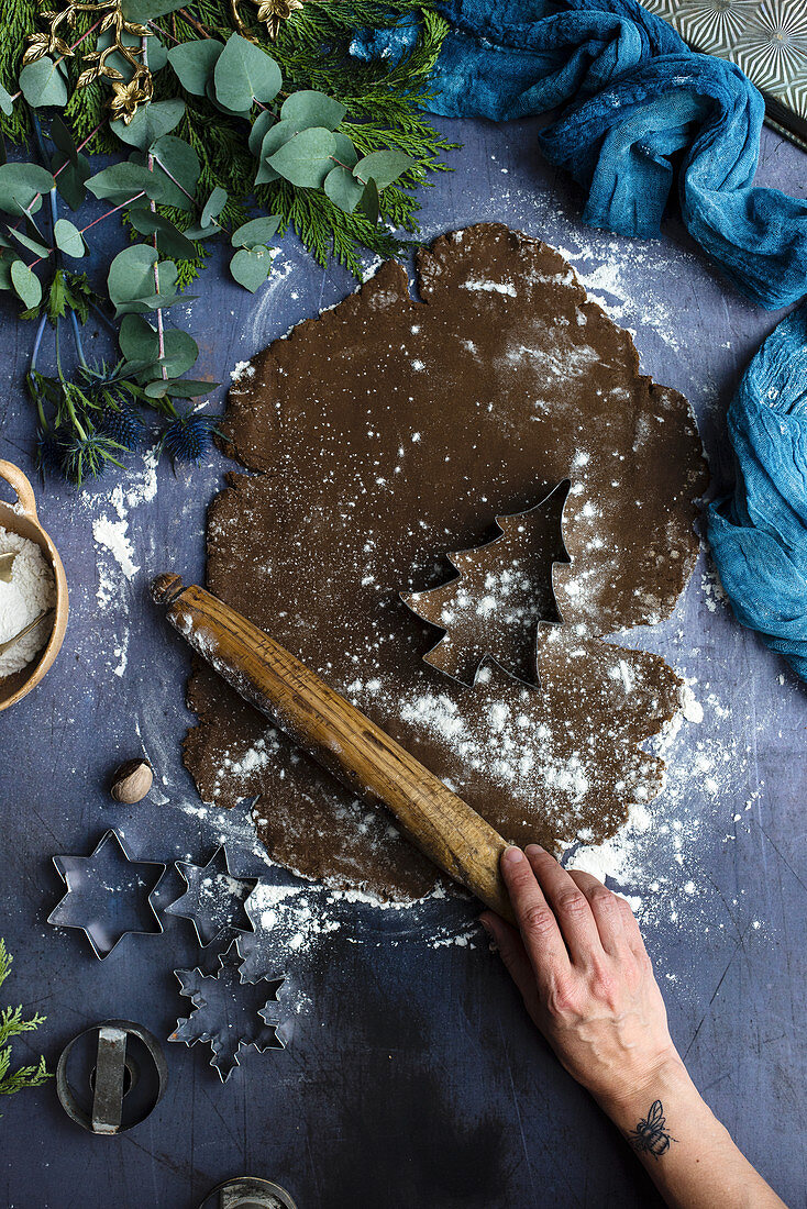 Ausgerollter Lebkuchenteig mit Nudelholz und Ausstechform