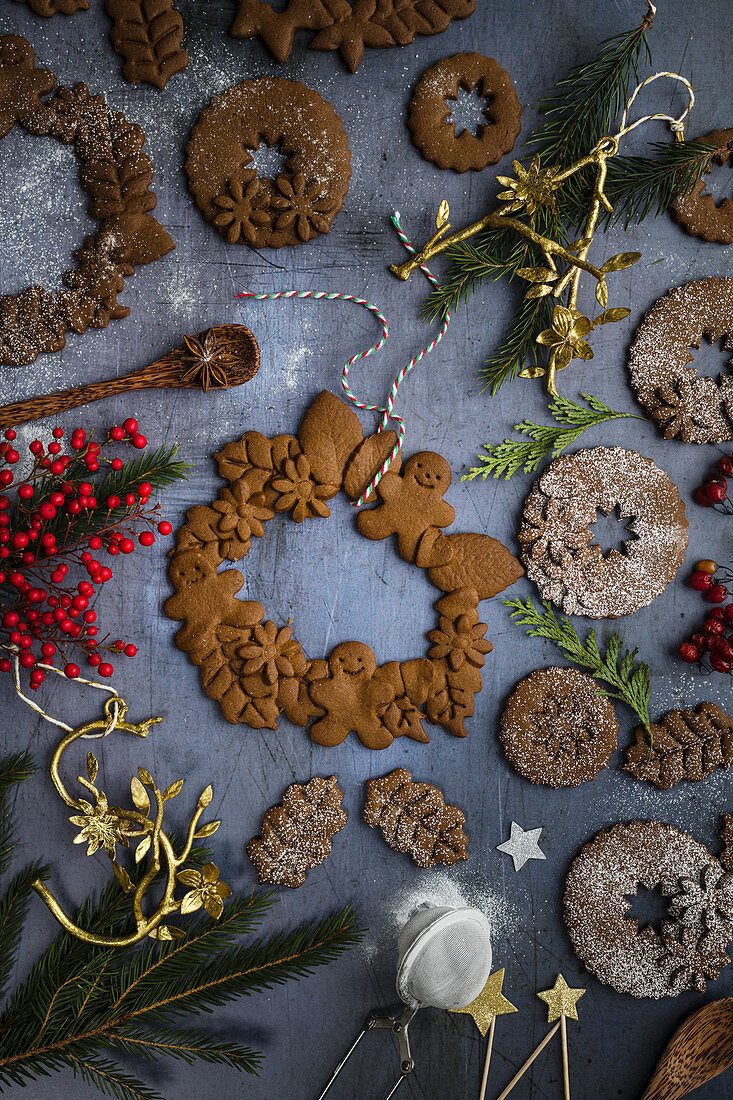 Kranz aus Lebkuchenplätzchen als Weihnachtsdeko