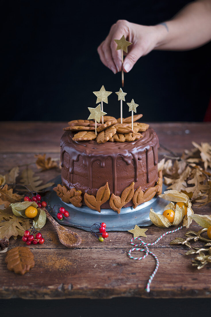 Veganer Lebkuchen-Schichtkuchen mit Schokoladenglasur