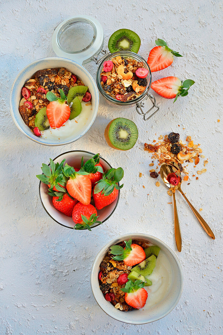 Muesli with yoghurt, strawberries and kiwi