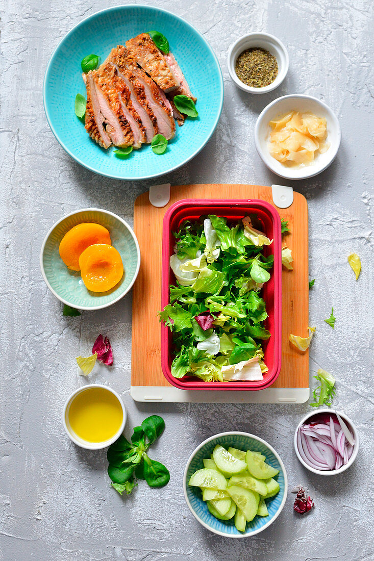 Gesunde Lunchbox mit Hähnchen, Gurke, Ingwer und Blattsalat