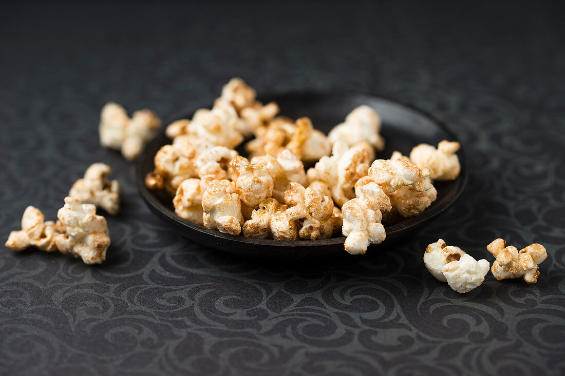 Gilded popcorn (close-up)