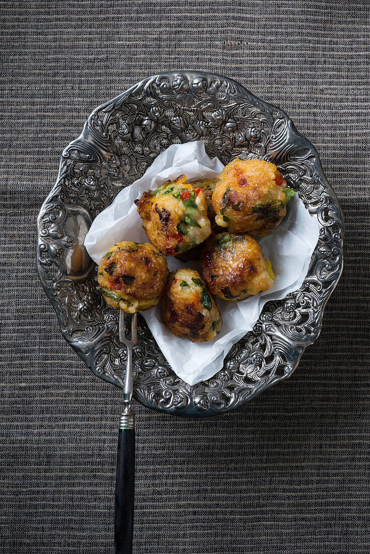 Vegane frittierte Klebreis-Gemüse-Bällchen (Aufsicht)