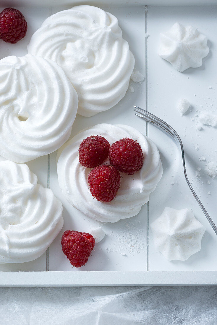 Aquafaba meringues with fresh raspberries (vegan)