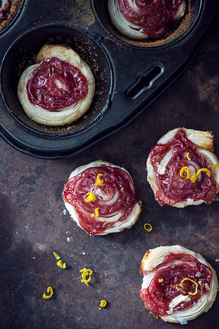 Puff pastry with raspberry and lemon spread (vegan)