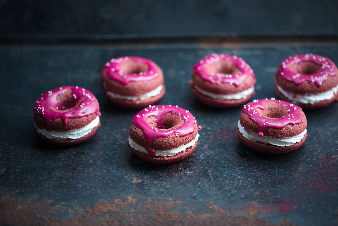 Vegane Rote-Bete Donuts mit Vanillesahne und rosa Zuckerglasur