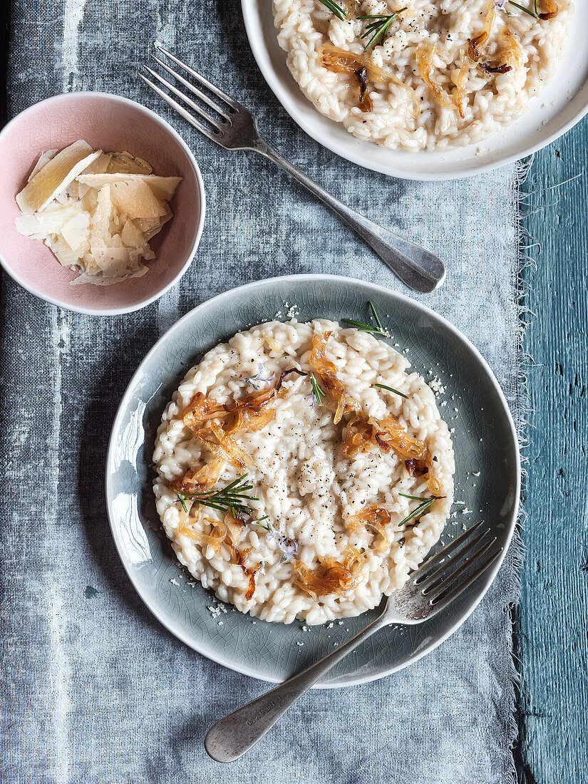 Risotto mit karamellisierten Zwiebeln und Rosmarin