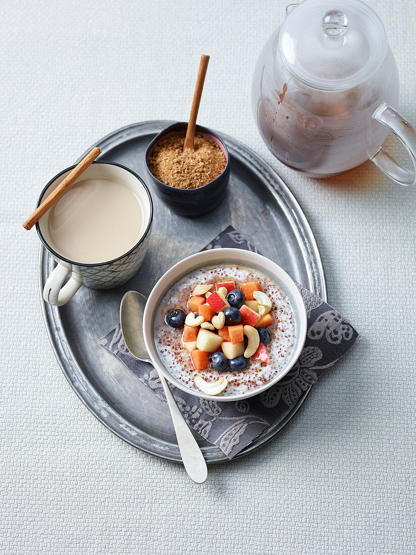 Quinoa-Cashew-Pudding mit Früchten und Gewürz-Chai