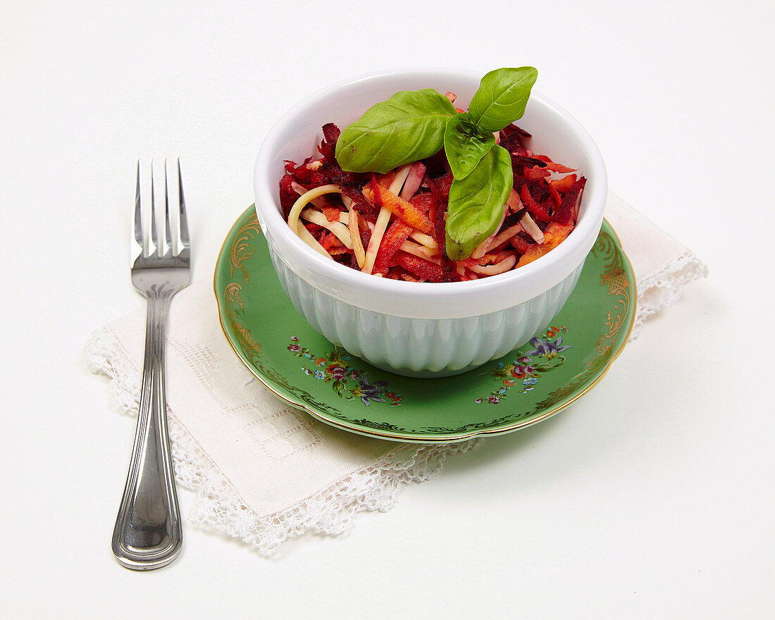 Salat aus rote Bete, Möhren und Cheddar