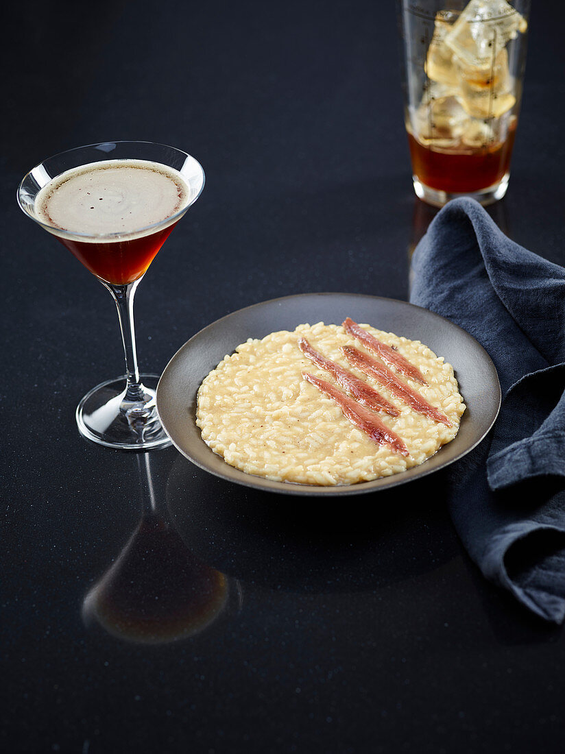 Rindermark-Risotto mit Sardellen serviert mit einem Tonka-Cocktail