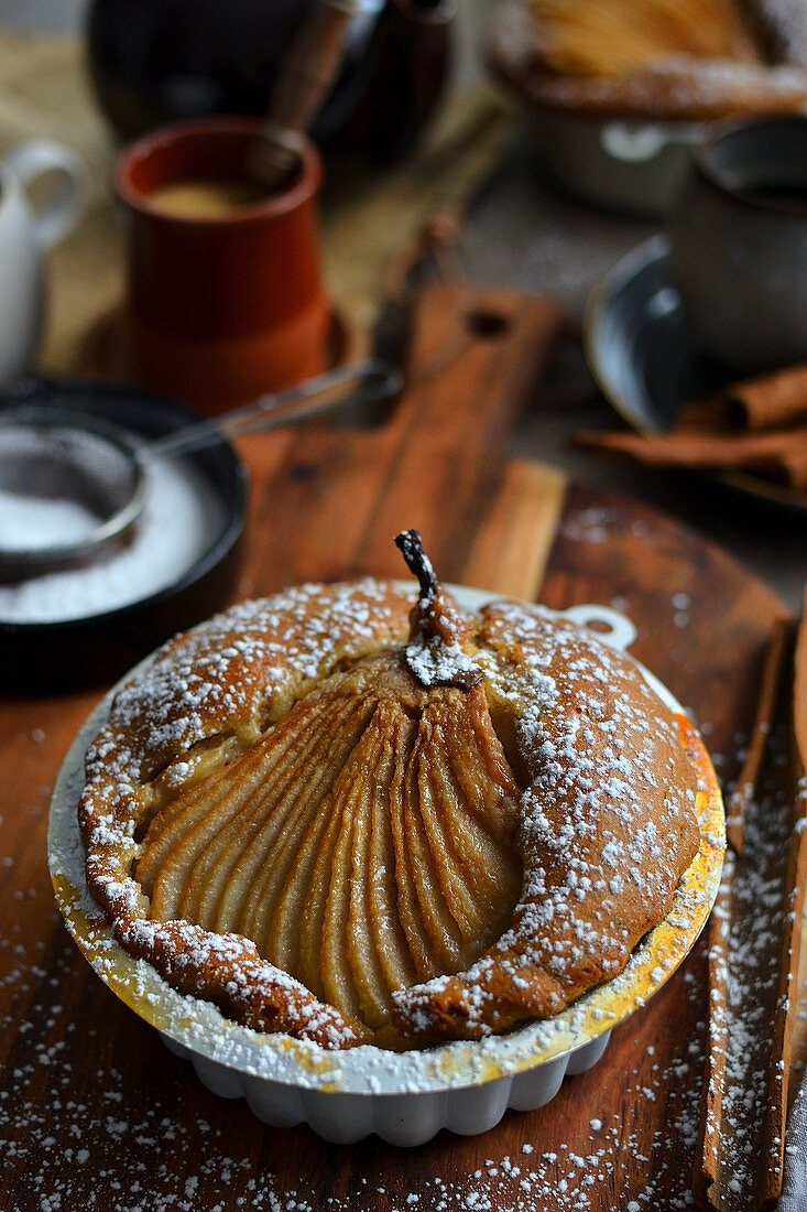 Birnenpie mit Puderzucker