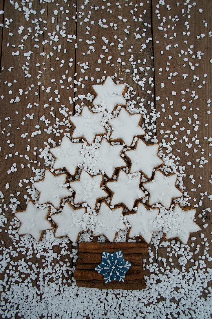 Tannenbaum aus Zimtsternen, Hagelzucker und Zimtstangen, mit Schneeflockenplätzchen