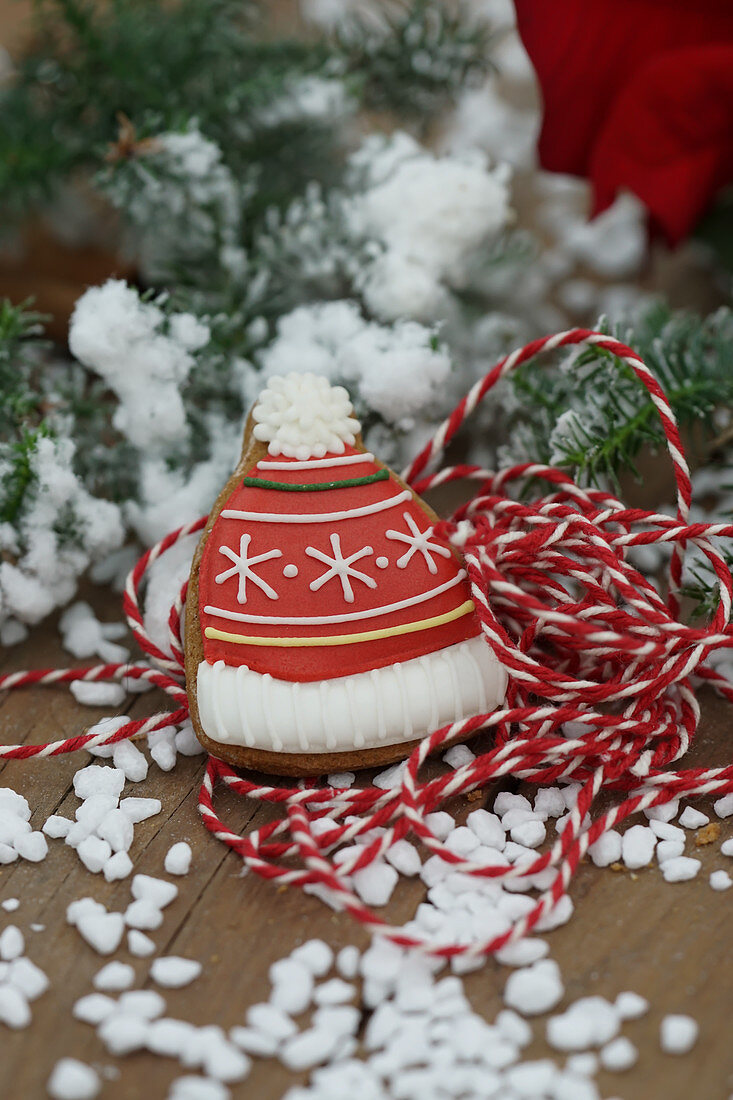 A butter cookie 'hat' with icing and nib sugar