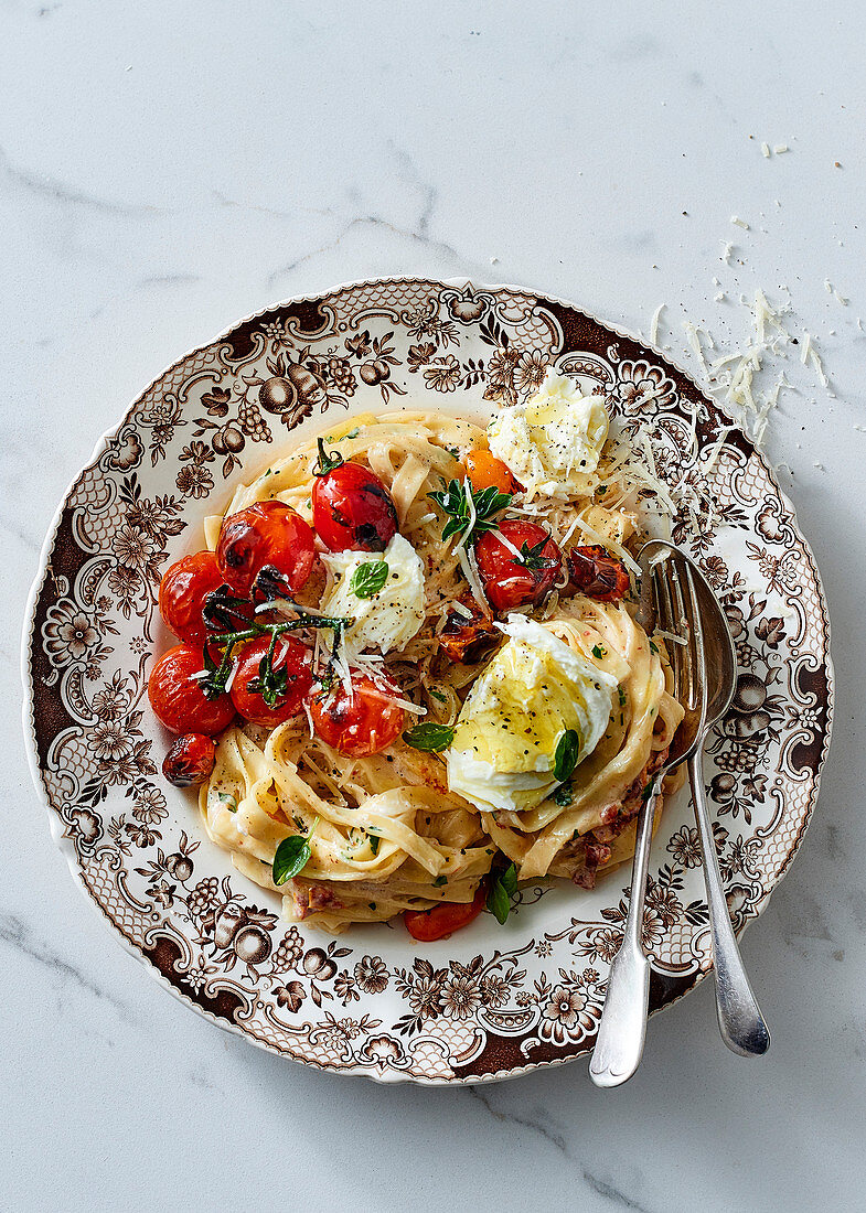 Cremige Tagliatelle mit Tomaten und Büffelmozzarella