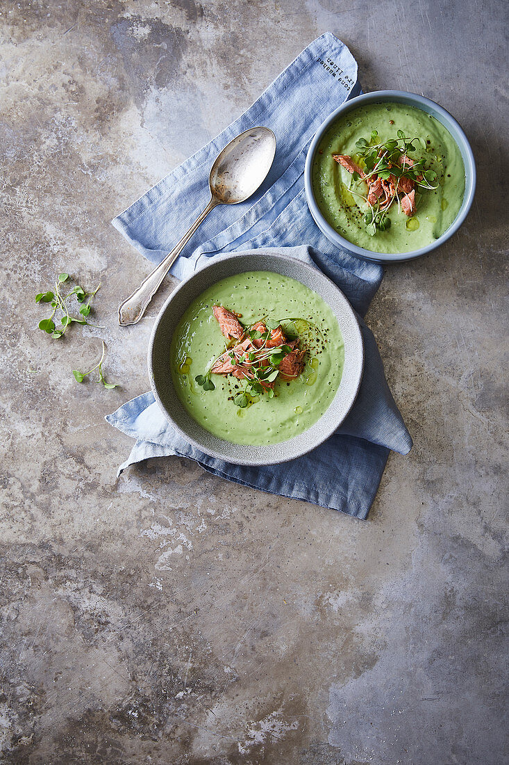 Kalte Avocado-Gurkensuppe mit Joghurt, serviert mit Räucherlachs