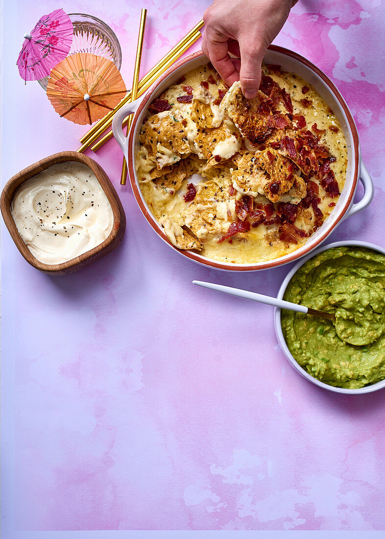 Käse-Schinken-Nachos mit Guacamole und Sour Cream