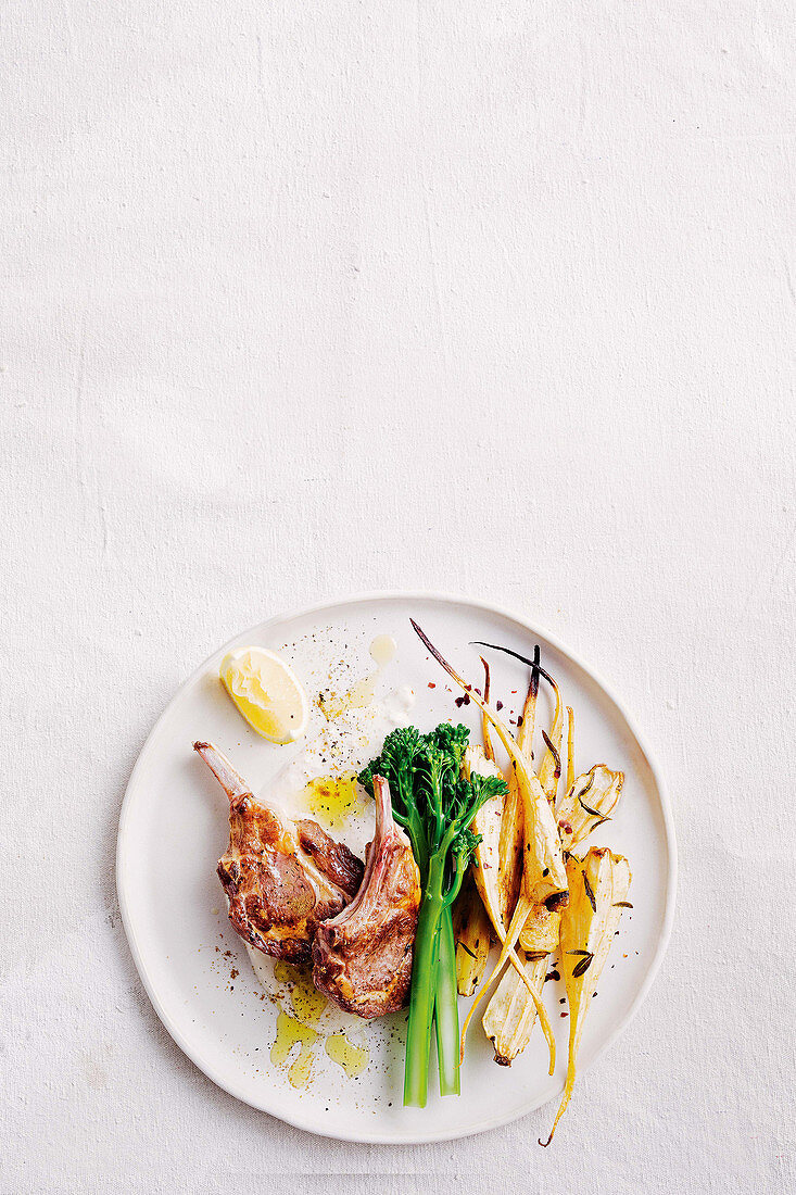 Lammkoteletts mit Pastinakenchips, Broccolini und Mandelsauce