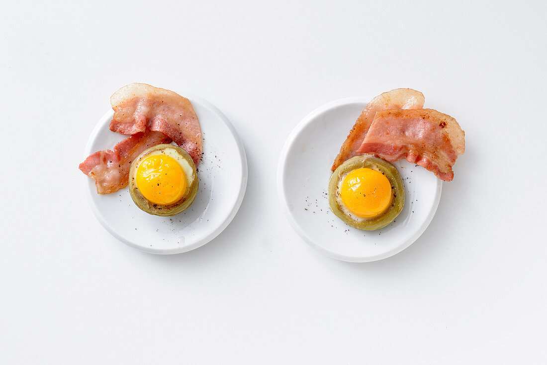 Artischockenböden mit Bacon und Ei