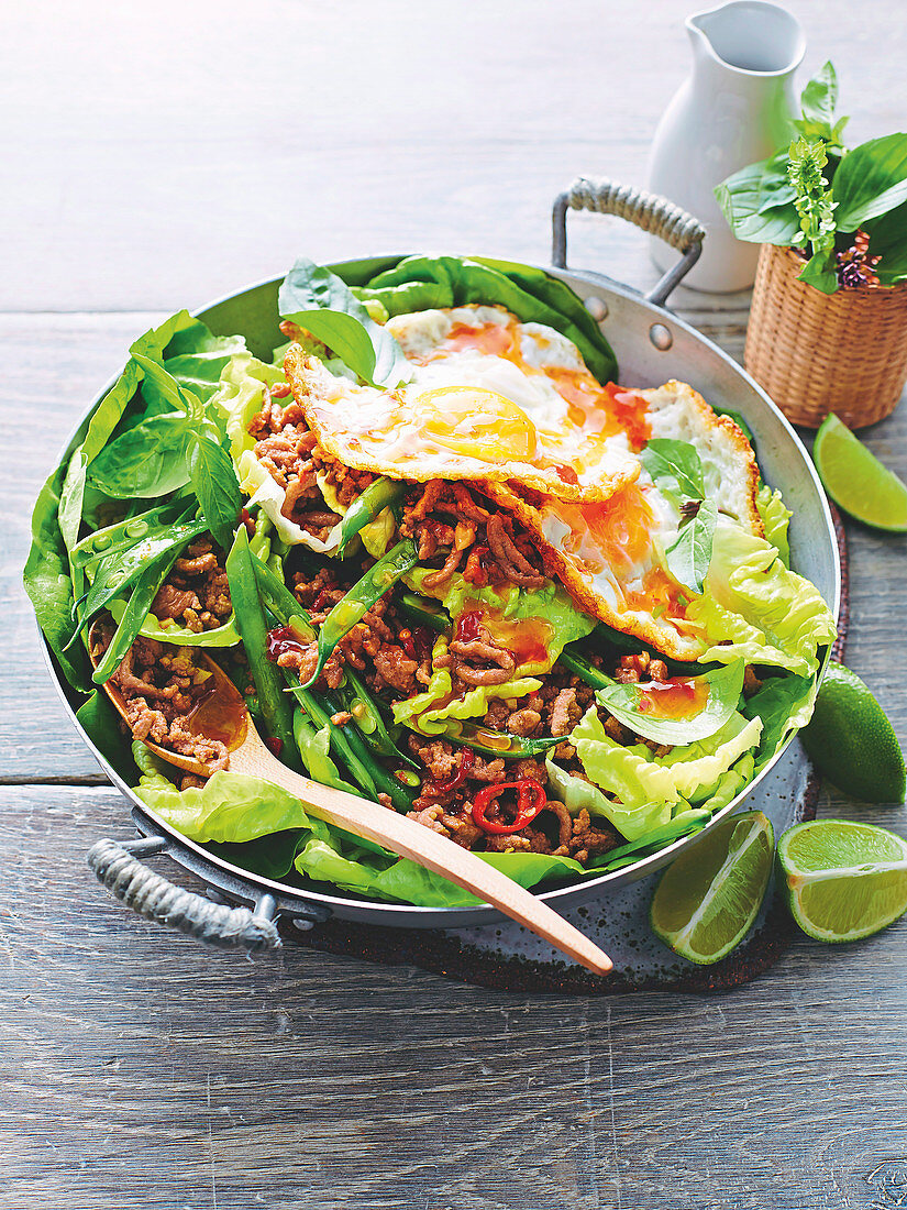 Stir Fry mit Putenhackfleisch, Bohnen und frittierten Spiegeleiern (Asien)