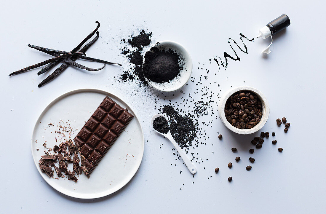 Zutaten für Black Food: Kochschokolade, Vanilleschote, Aktivkohle-Pulver, schwarzer Sesam und Kaffeebohnen