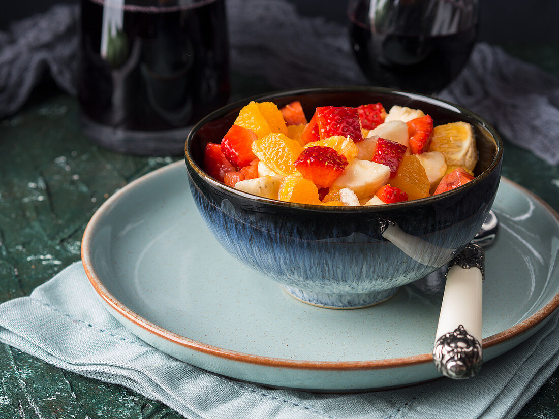 Fruchtsalat mit Erdbeeren, Orangen, Bananen, Zitronensaft und Orangenlikör
