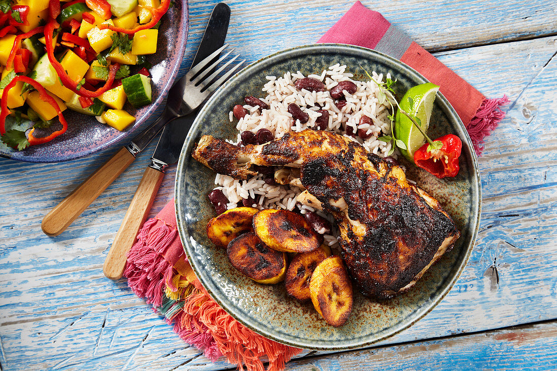 Jerk Chicken mit Reis, Kidneybohnen und Kochbananen (Jamaika)