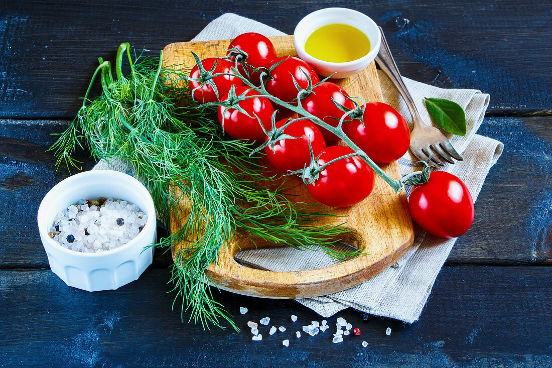 Stillleben mit Tomaten, Dill, Gewürzen und Öl