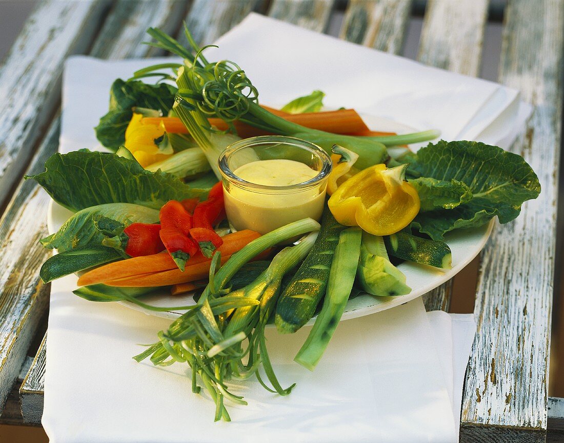 Ein Teller mit Rohkoststreifen & Knoblauchdip (Aioli)