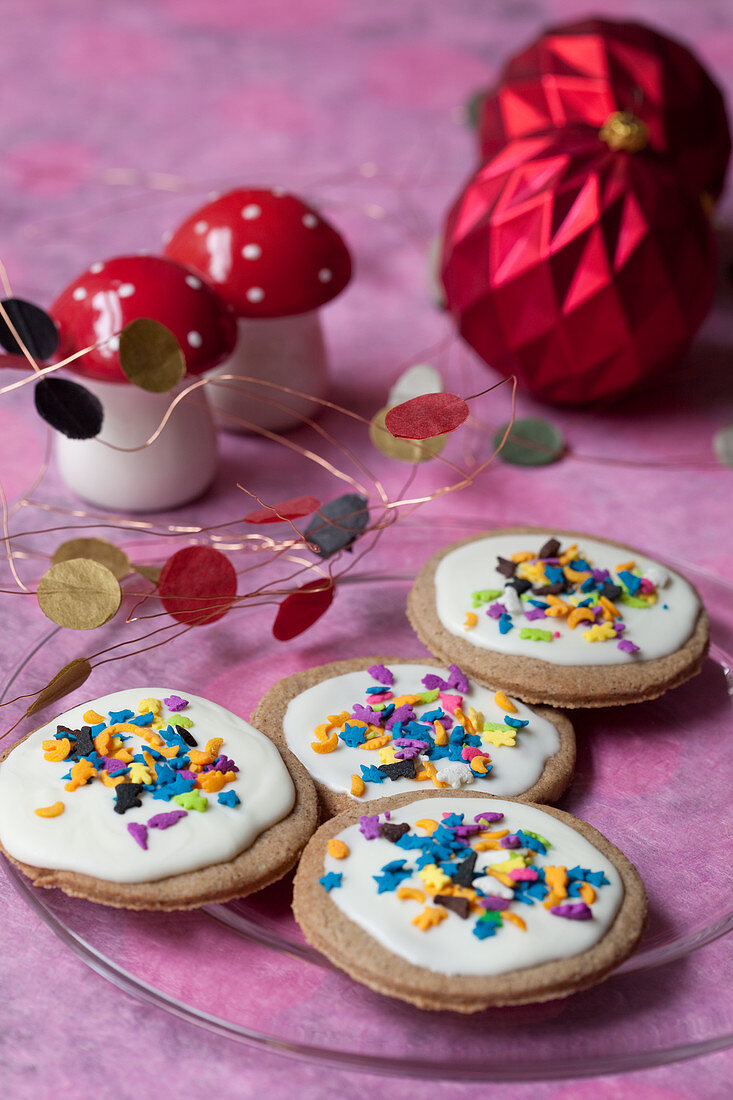 Glutenfreie Buchweizenkekse mit bunten Zuckerstreuseln