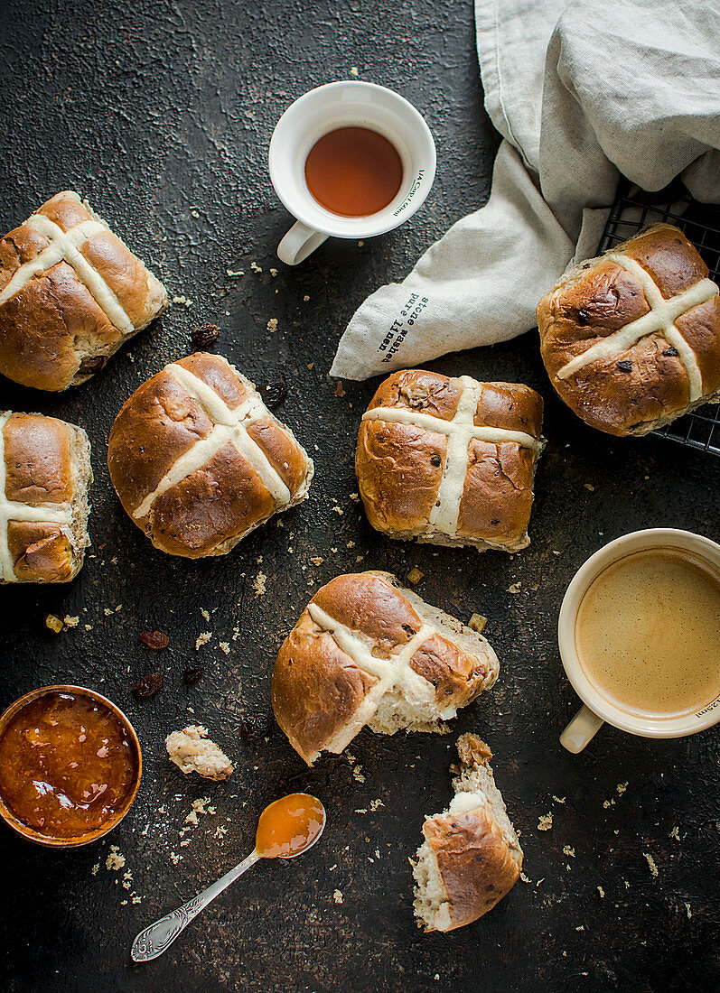 Hot Cross Buns mit Aprikosenmarmelade und Kaffee