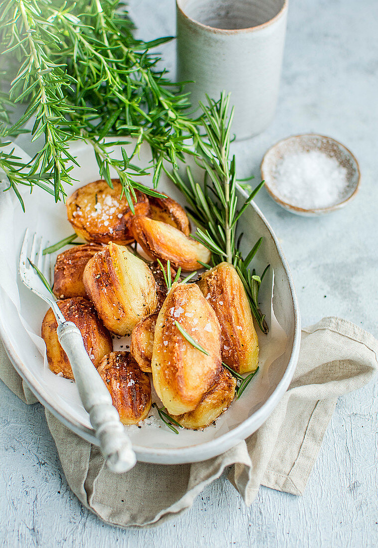 Fried potatoes with rosemary and salt