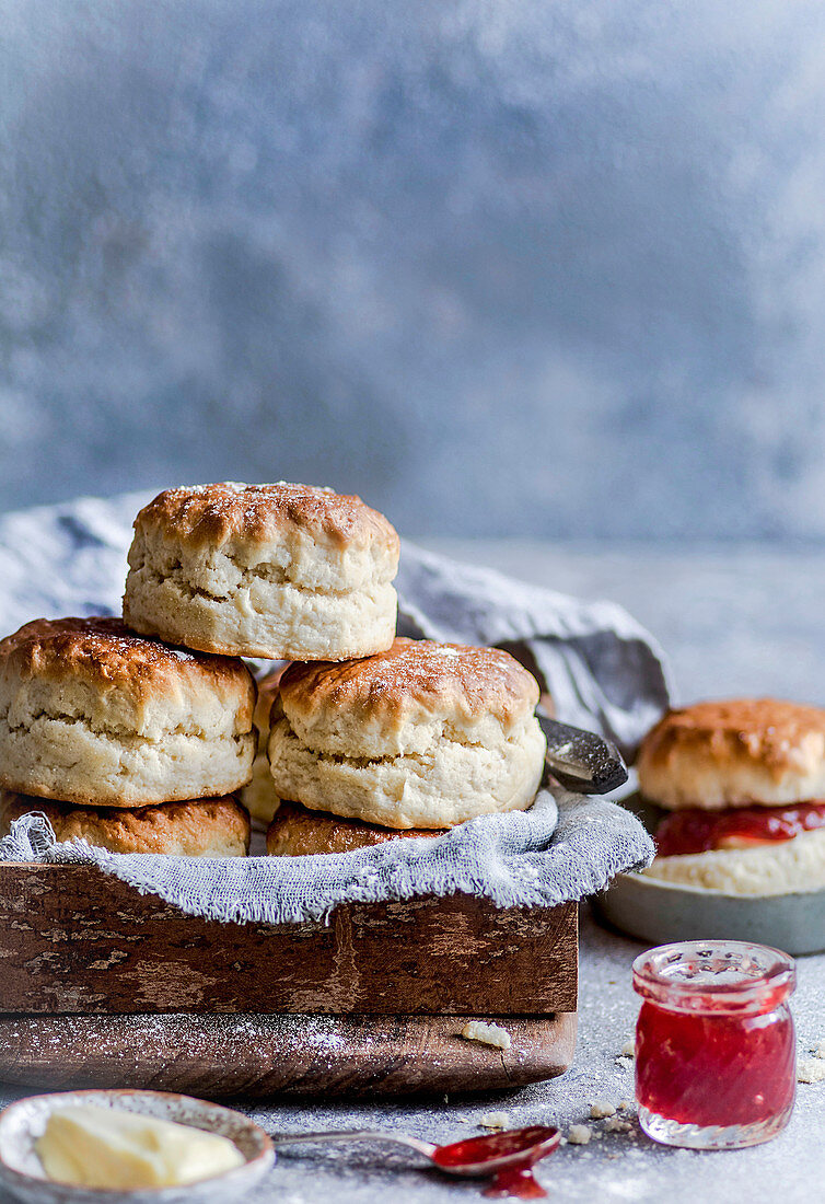 Scones mit Butter und Marmelade